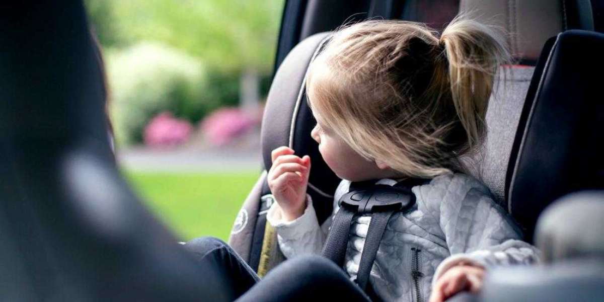 Ребенок 10 лет на переднем сиденье. Маленькая девочка в машине. Маленькие машины для девочек. Дети девочки в автомобиле. Фото маленькая девочка в машине.