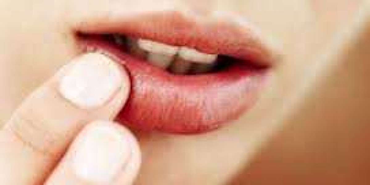 FULLER LOOKING LIPS AT YOUR FINGERTIPS WITH THESE HACKS